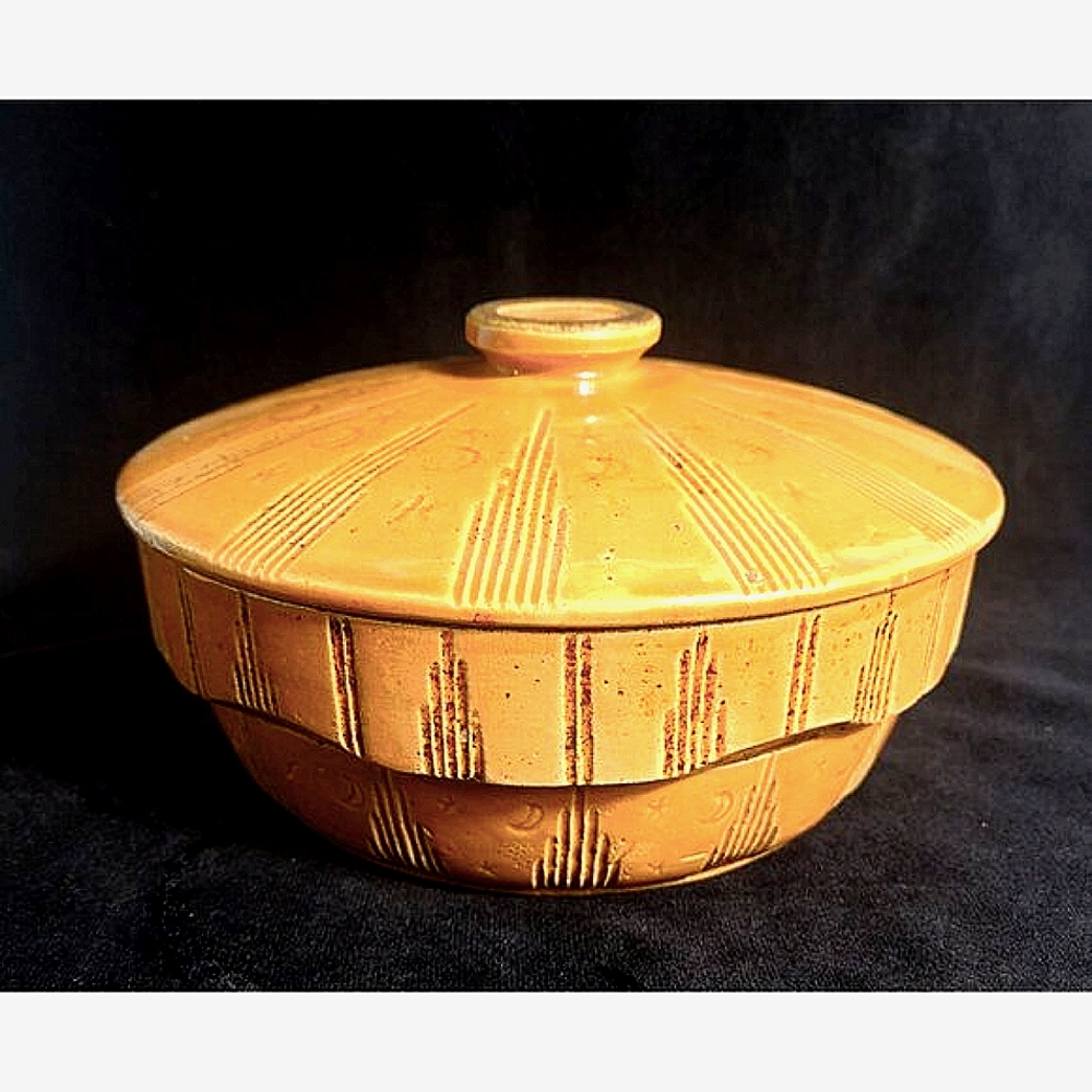 Watt Pottery Moon & Stars casserole, Dutch oven
